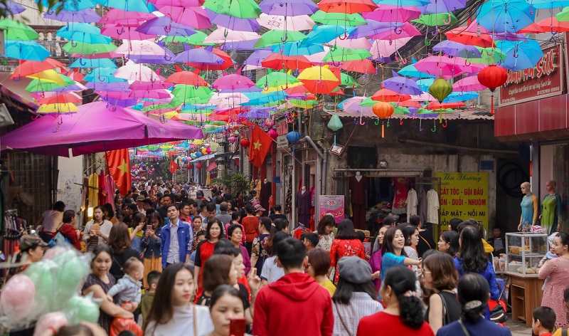 Người dân nô nức tham gia lễ hội làng Vạn Phúc